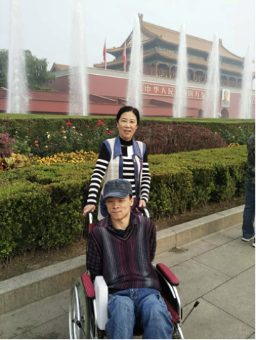 图为“脑瘫诗人”杨昊