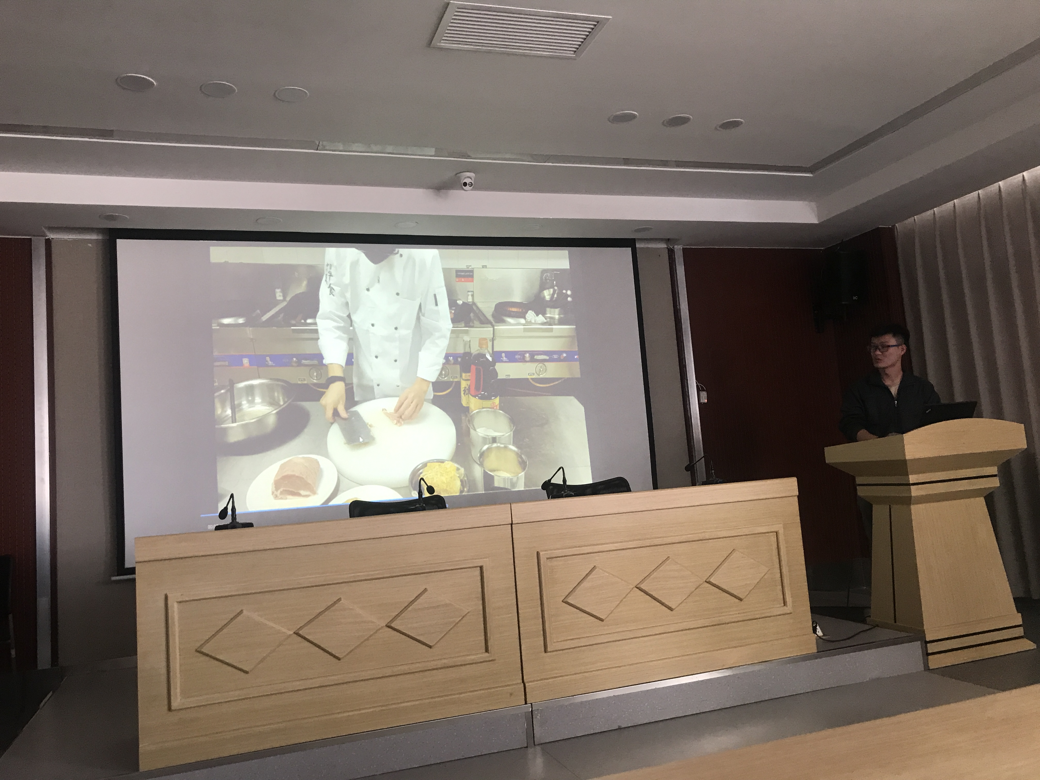 图为刘世宇老师展示授课内容