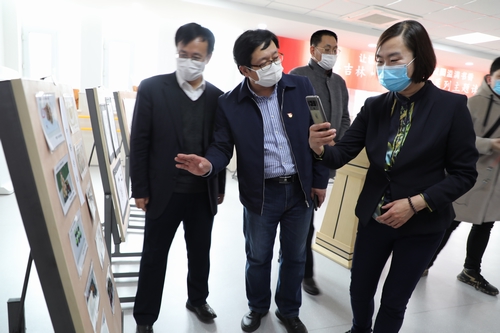 图为参观学生作品展