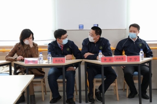 图为评委讨论