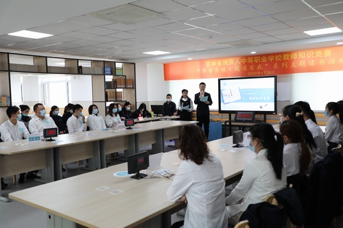 图为学校教师做现场直播