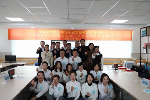 图为校领导与参赛选手合影