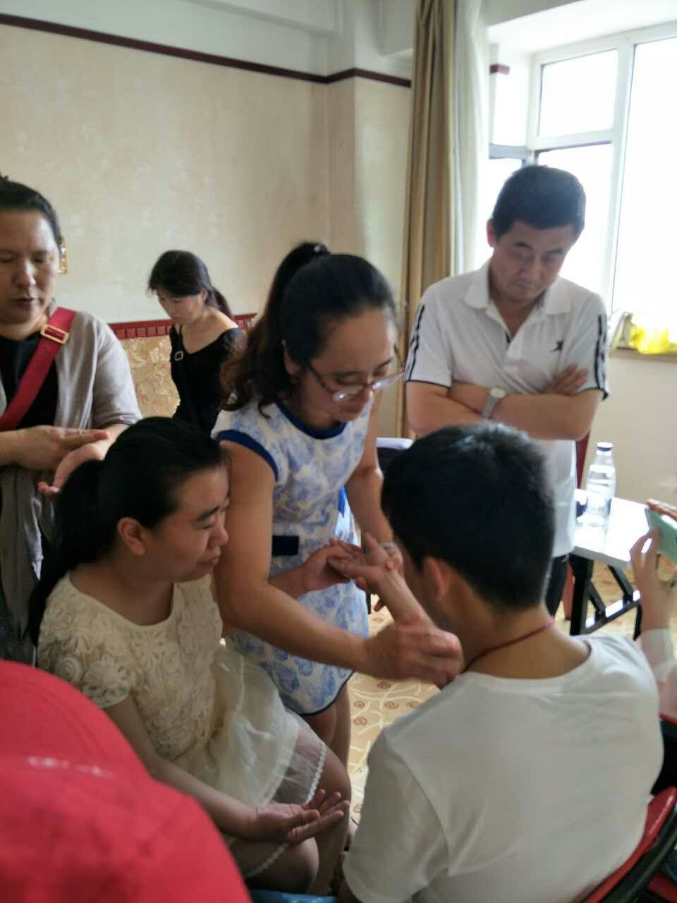 图为妙手讲师团成员陈元卓在给学员授课