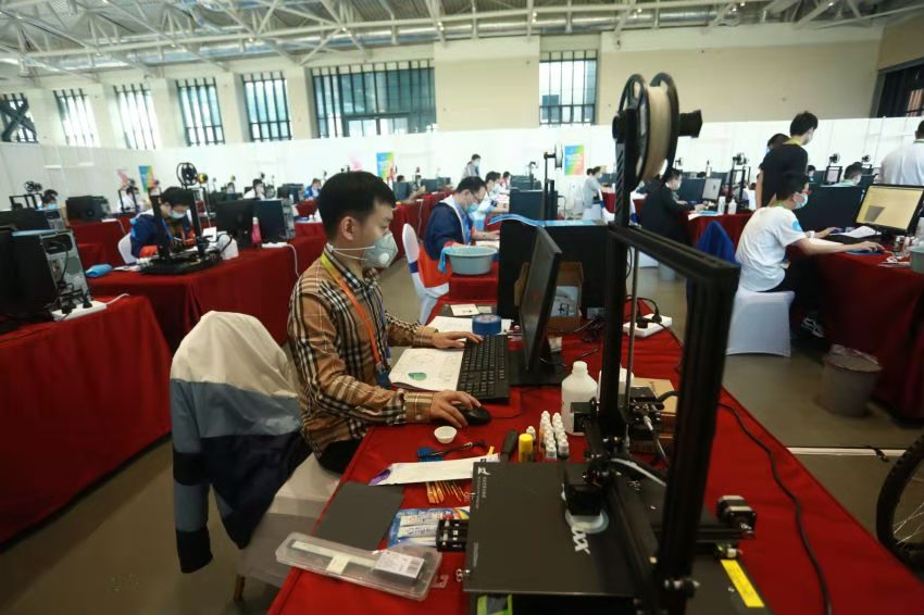 图为3D打印项目选手张昊获得第六名