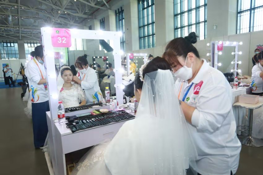图为美容项目选手刘莹获得第七名