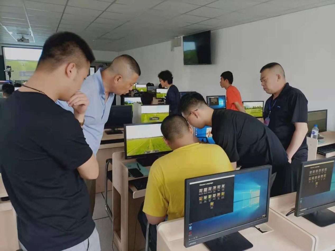 图为学员在模拟器上练习试飞