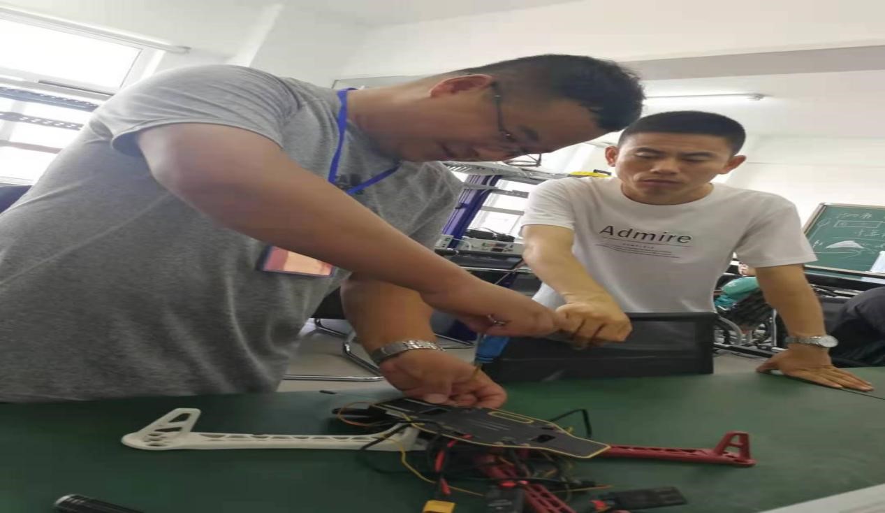 图为学员练习装调无人机