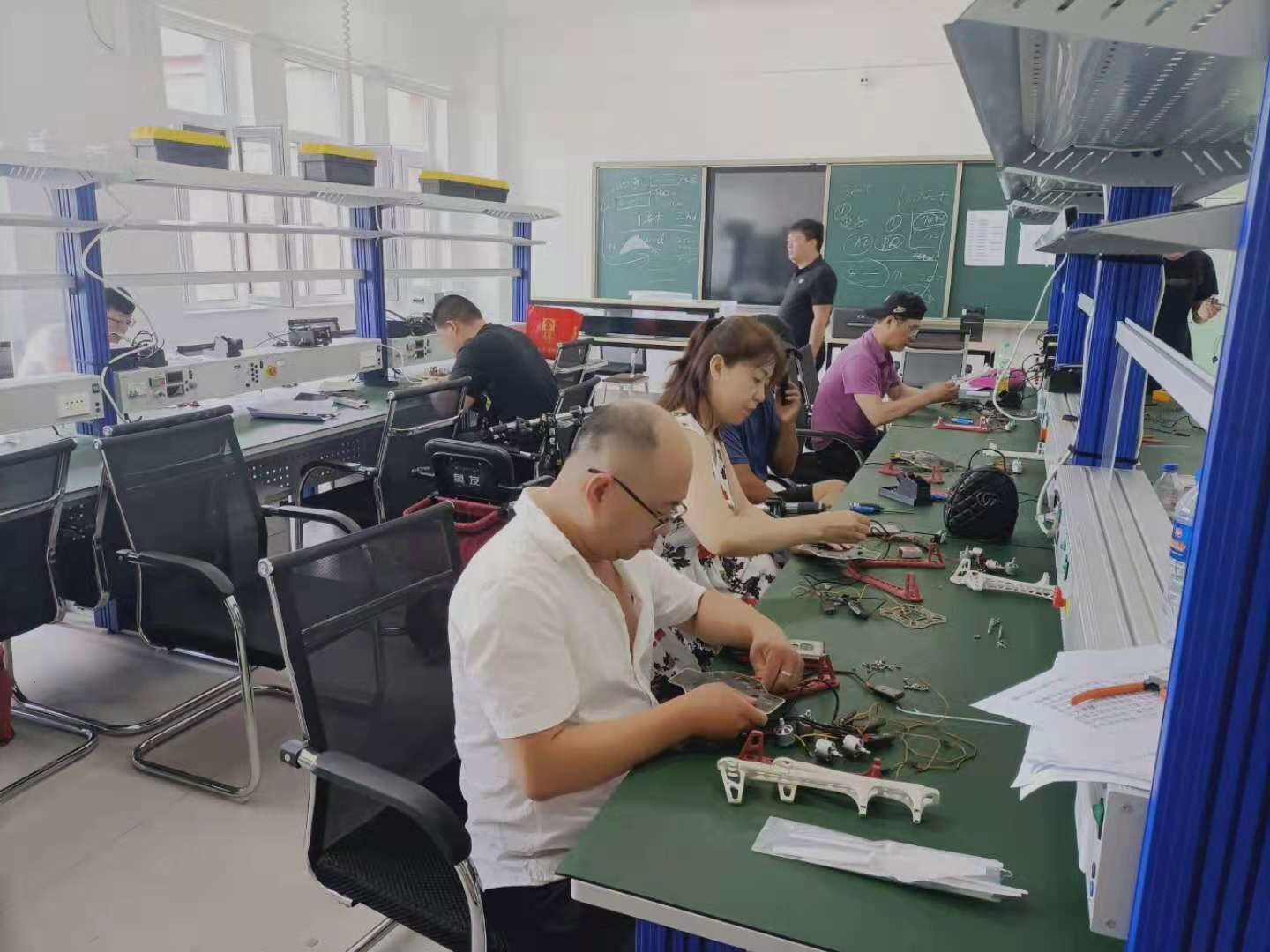 图为学员在无人机装调考试中