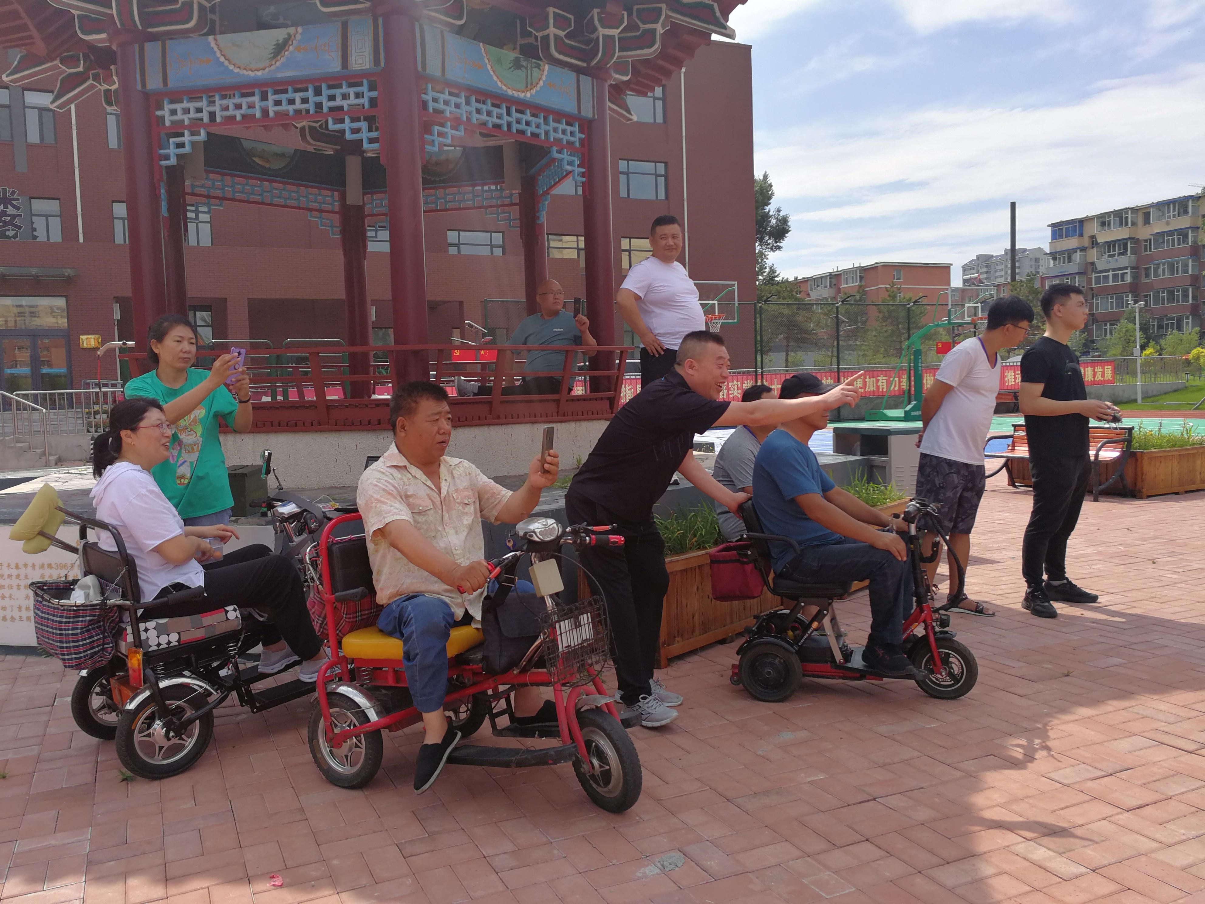 图为学员观看教师操作无人机实飞
