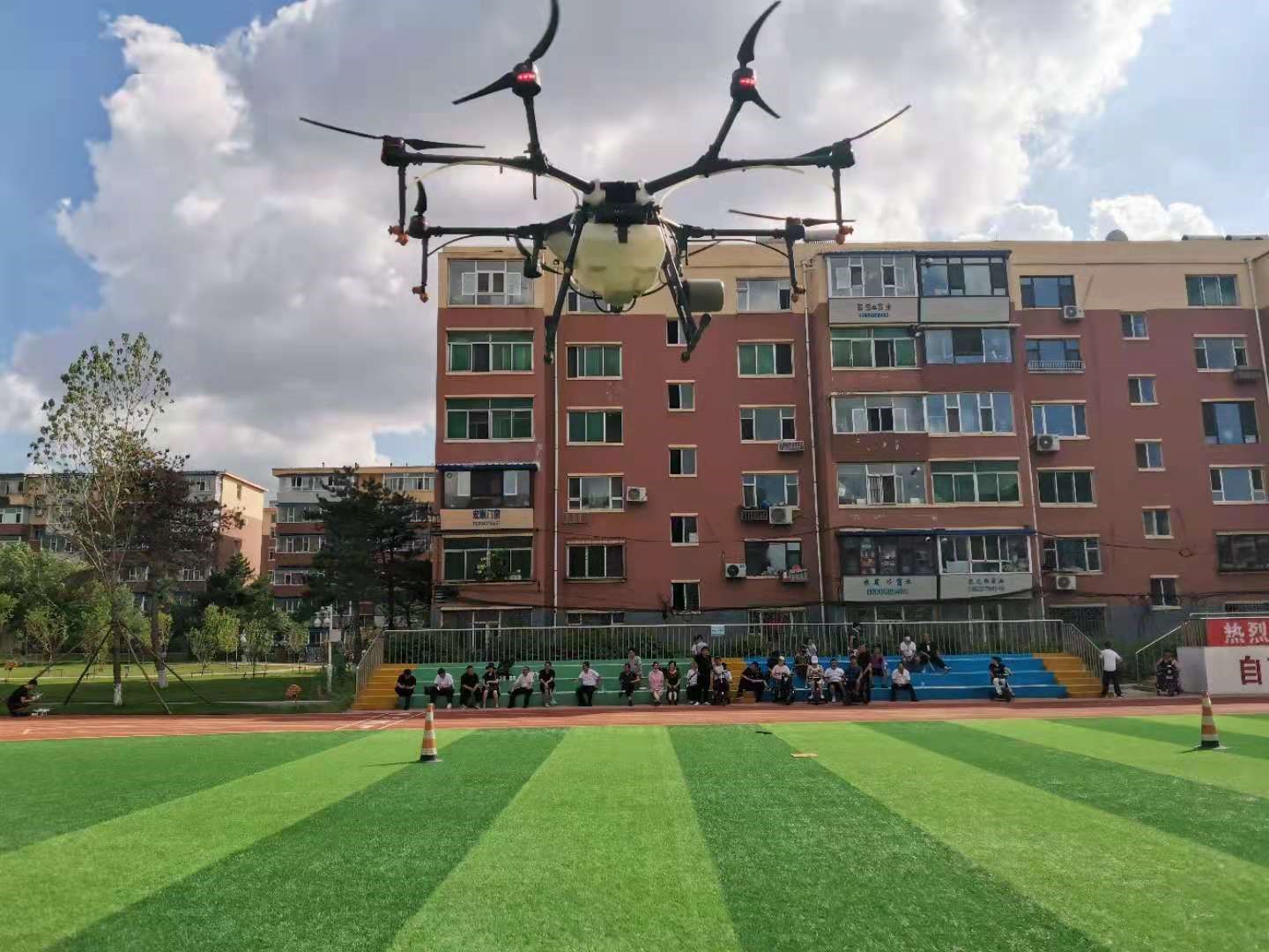 图为学员操控植保无人机模拟完成植保任务