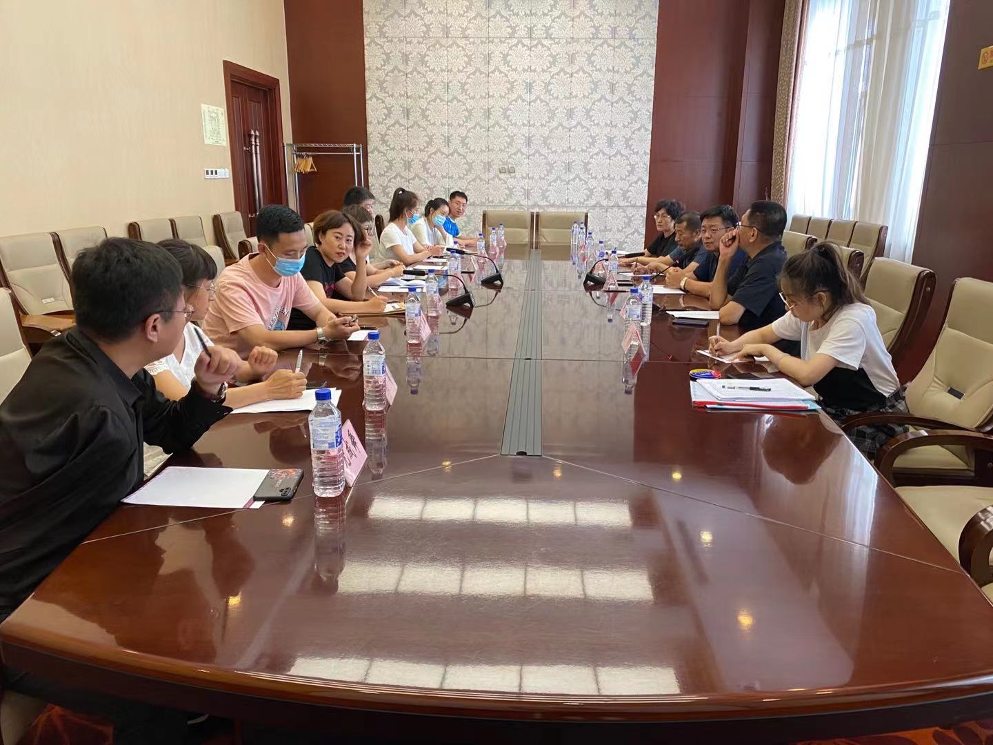 图为继续开展教育相关负责人座谈会