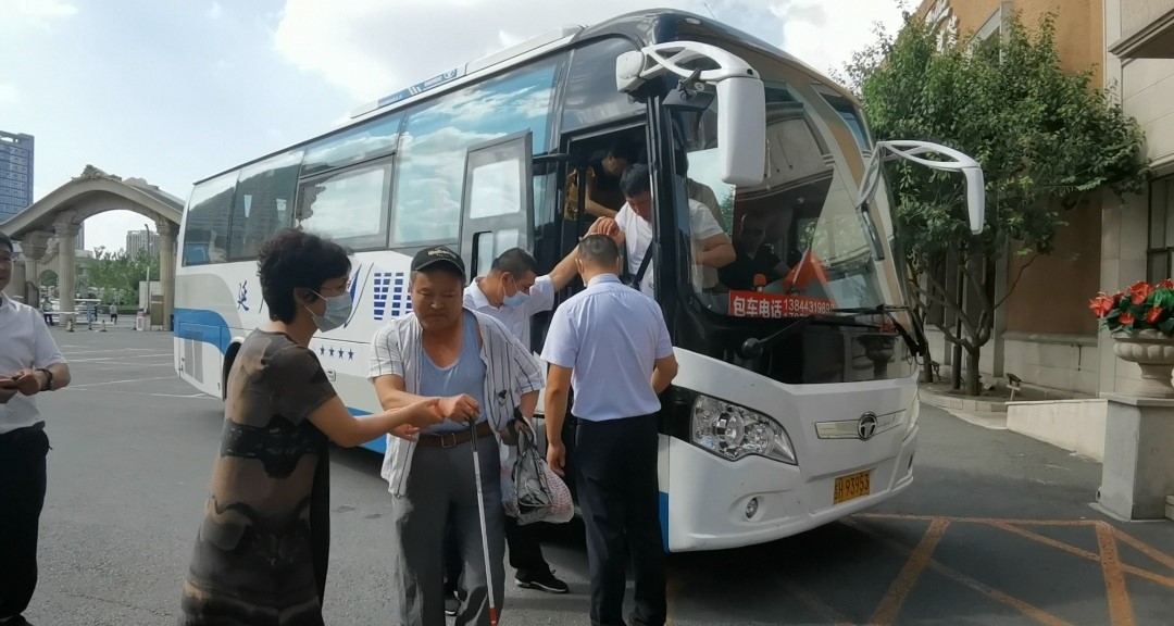 图为培训中心和宾馆负责人进行盲人接引