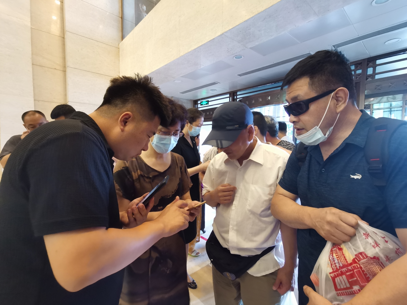 图为进行吉祥码扫描
