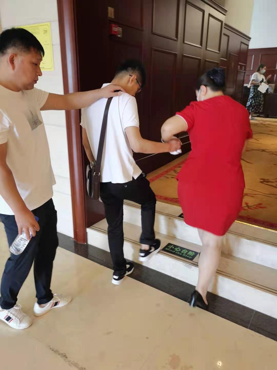 图为宾馆工作人员引领进入会场