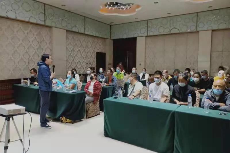 图为授课现场互动