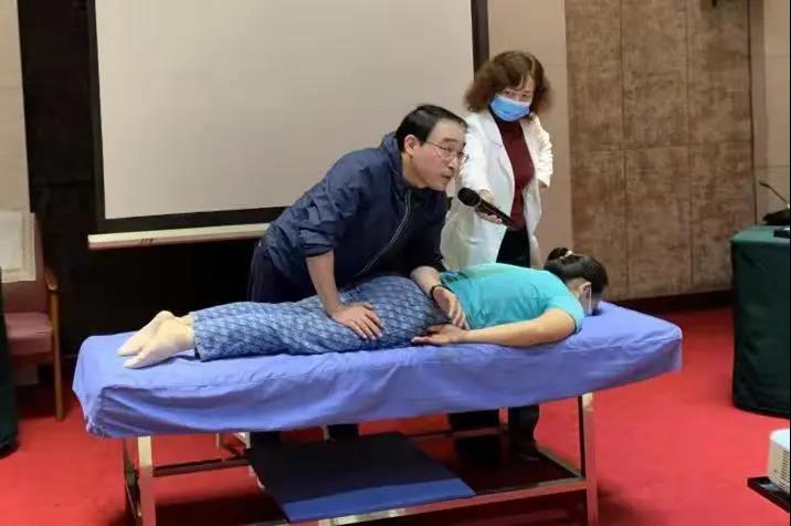 图为授课现场互动