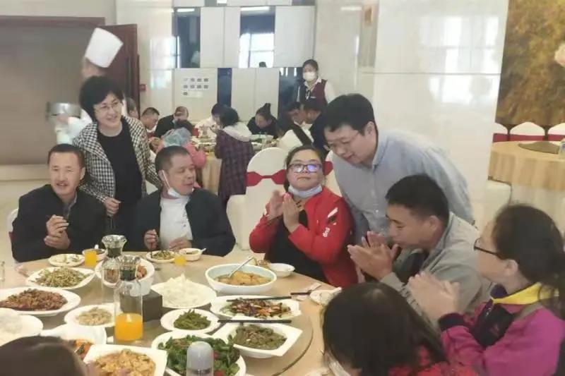 图为领导看望学员