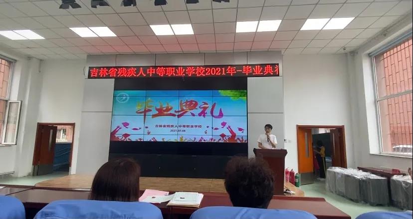 图为毕业班班主任代表向毕业生送上美好祝福
