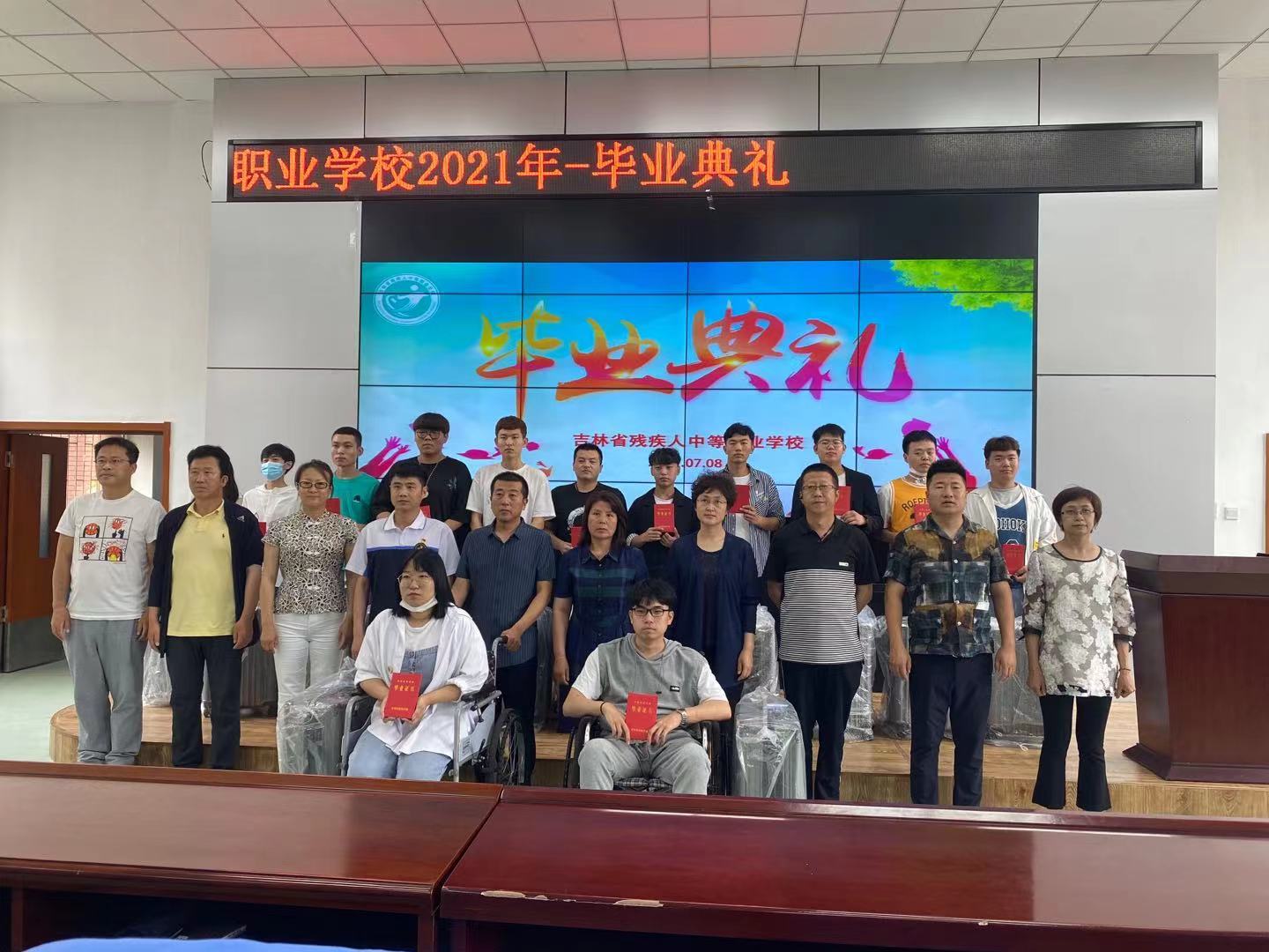 图为我校教师与优秀毕业生合影