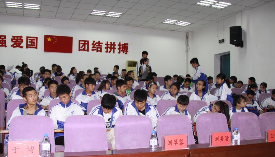 图为学生们正在做职业意向调查