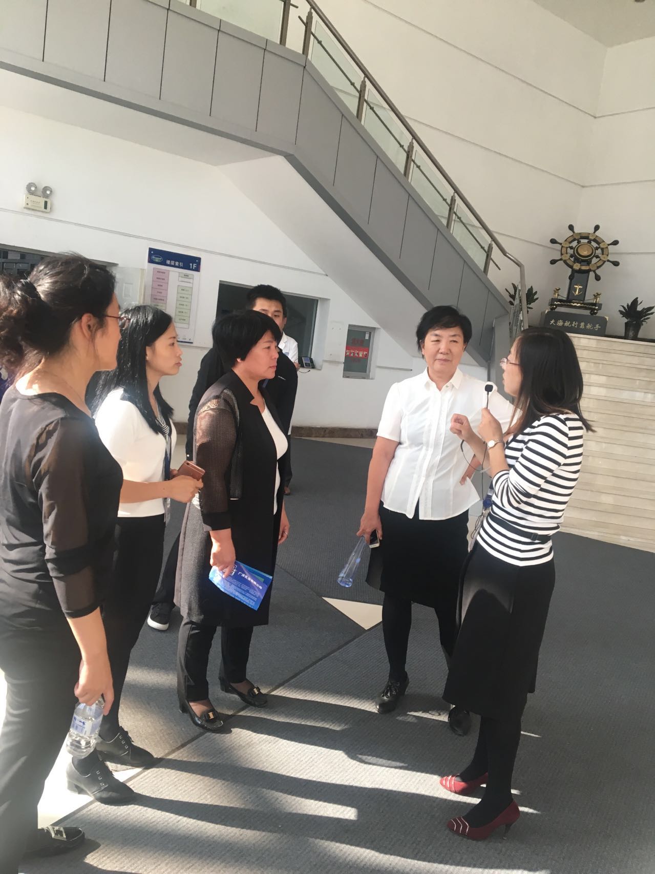 图为我校教师与企业人员沟通交流