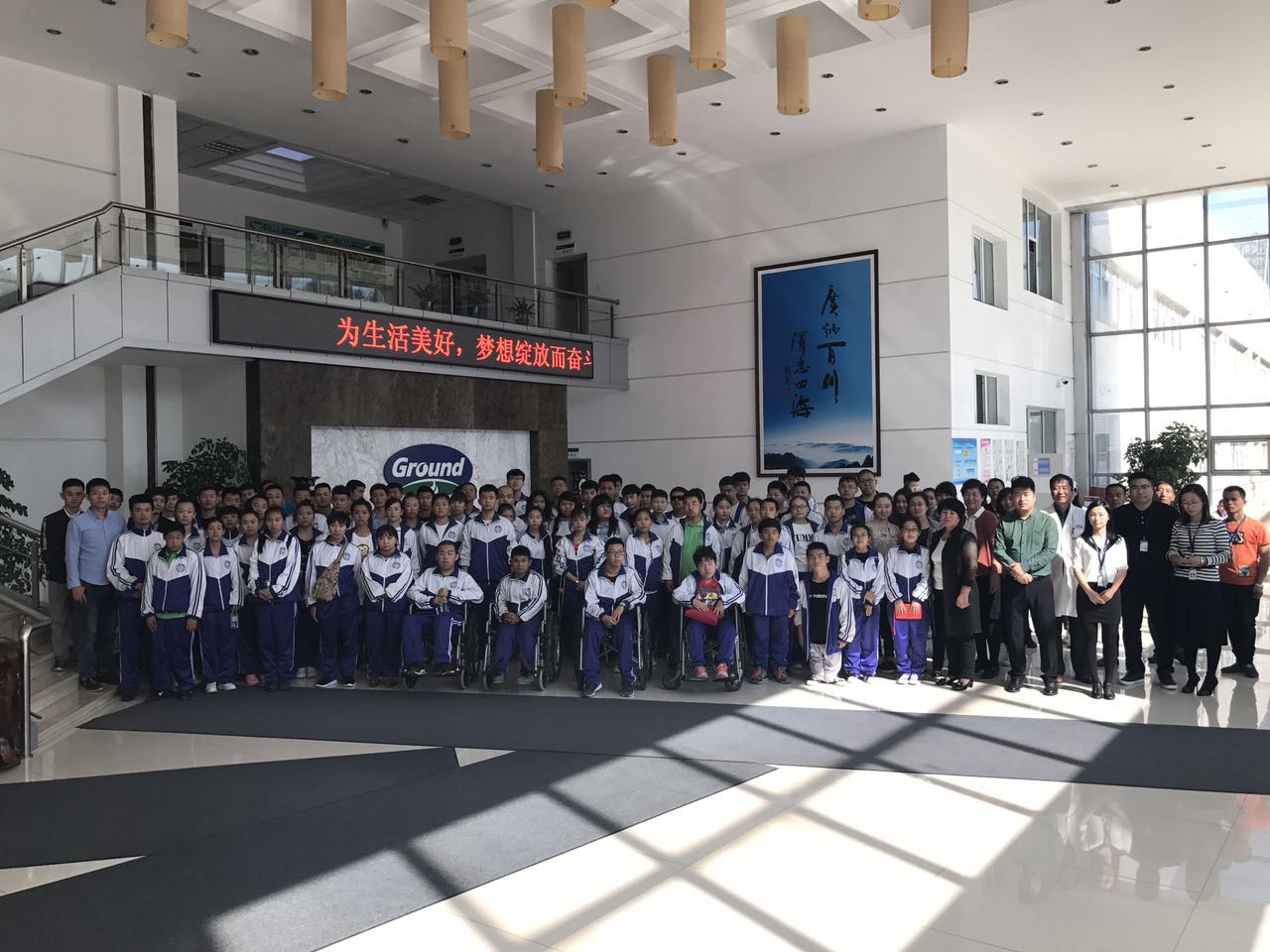 图为我校2015级学生们在广泽乳业有限公司集体合影