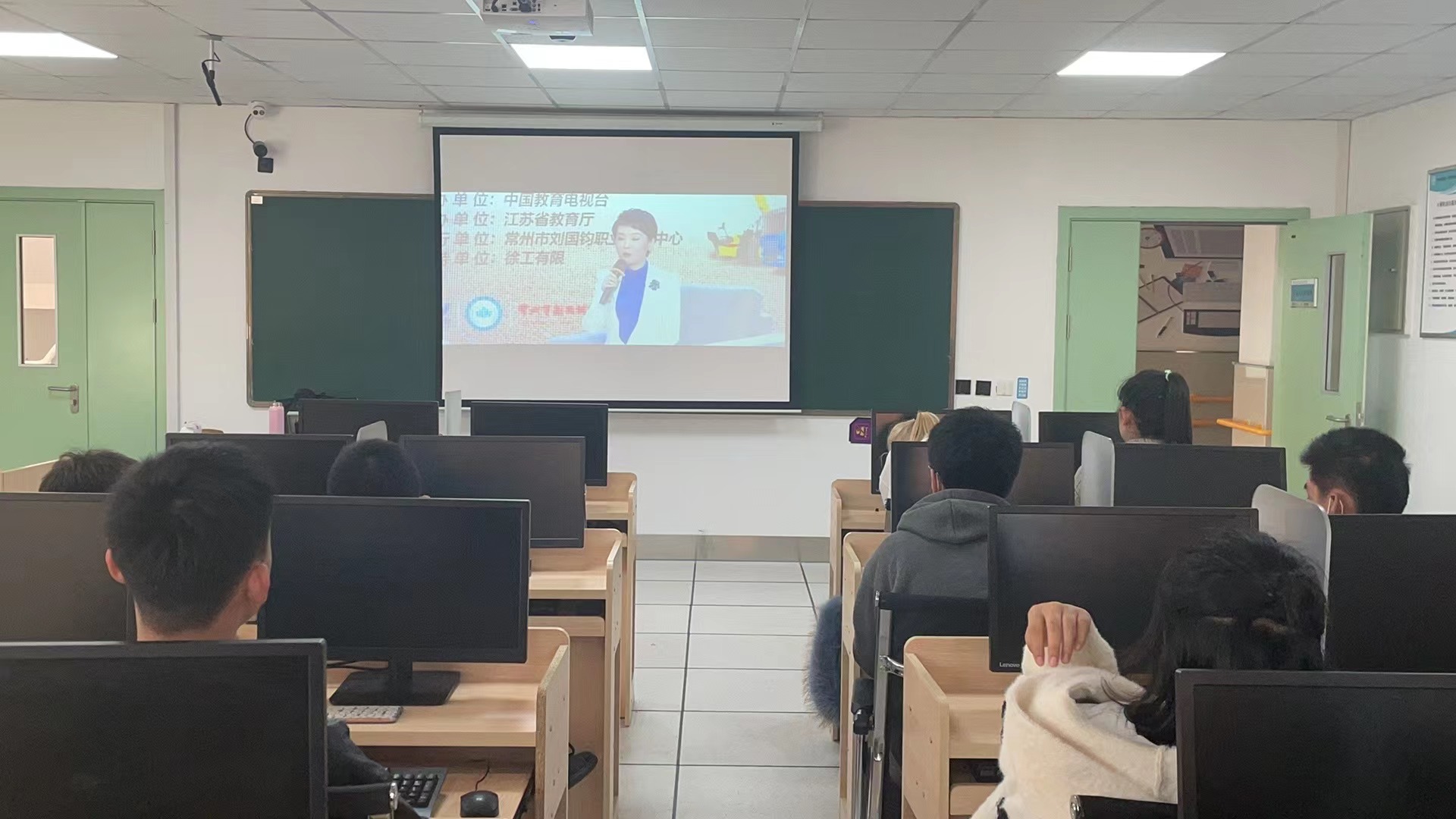 图为全校师生共同观看“大国工匠”