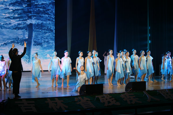 图为舞蹈《冬之舞曲》