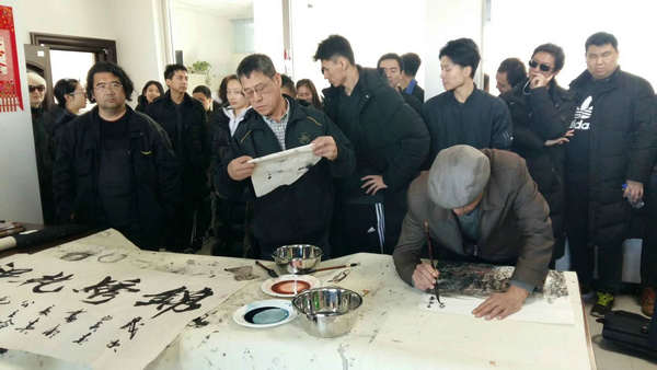 图为残疾人书画家现场展示