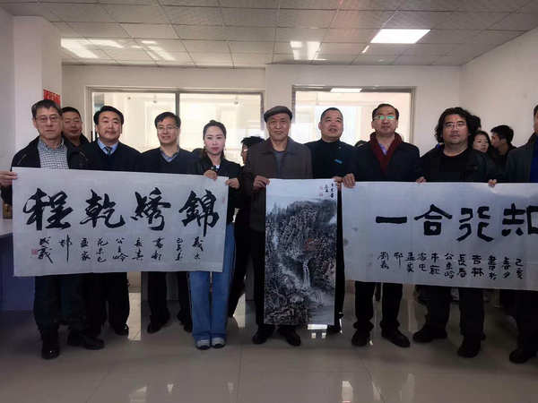 图为向孟家社区捐赠书画作品