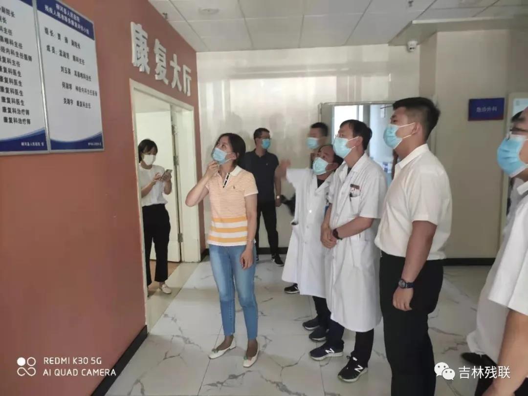 图为省、市残联领导视察柳河县定点康复机构