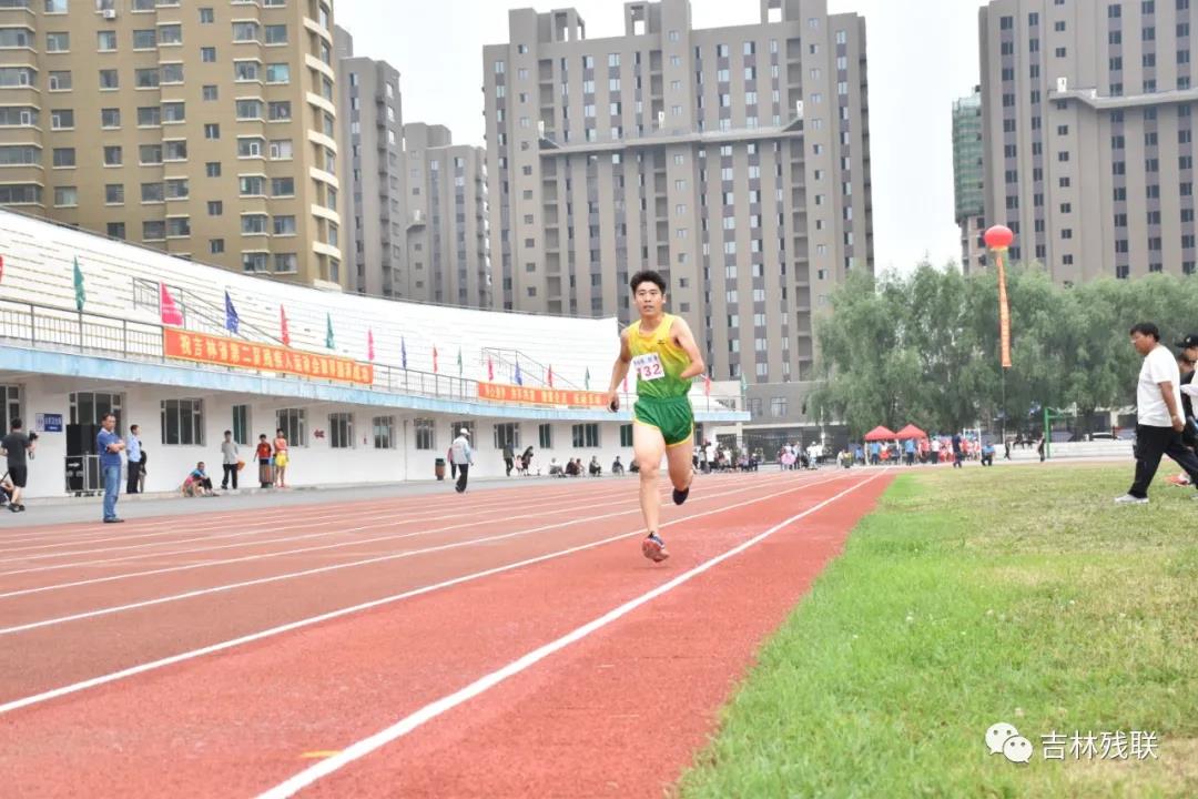 图为装假肢的残疾人运动员