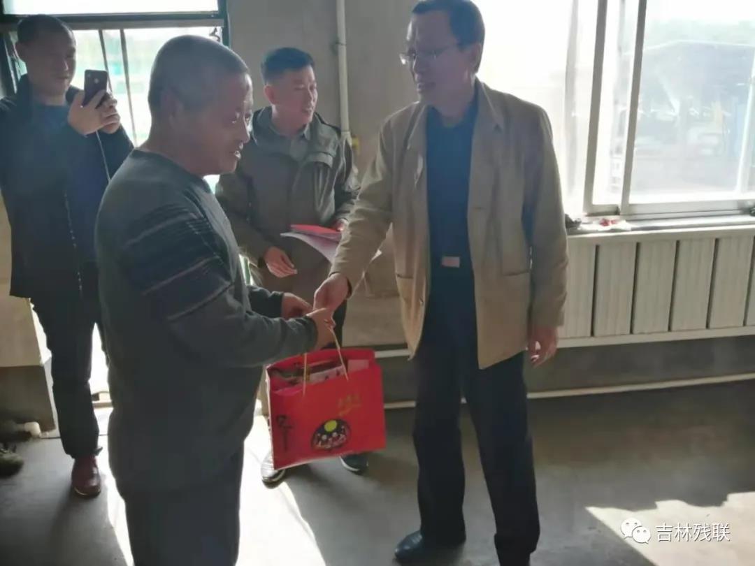 图为慰问现场