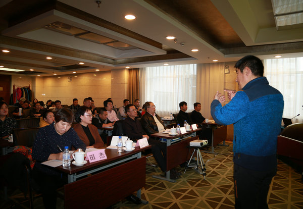 图为报告会现场