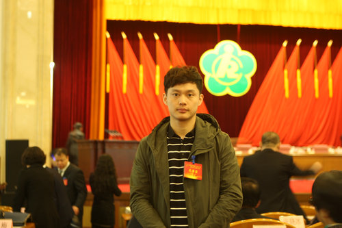 图为特殊教育工作者、优秀的滑雪选动员任建超