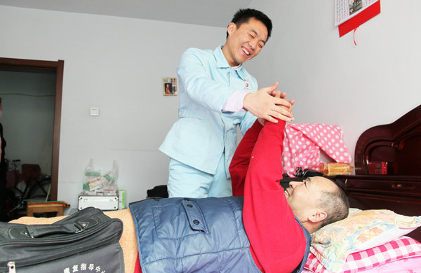 图为长春市南关区残疾人联合会工作人员帮扶残疾人